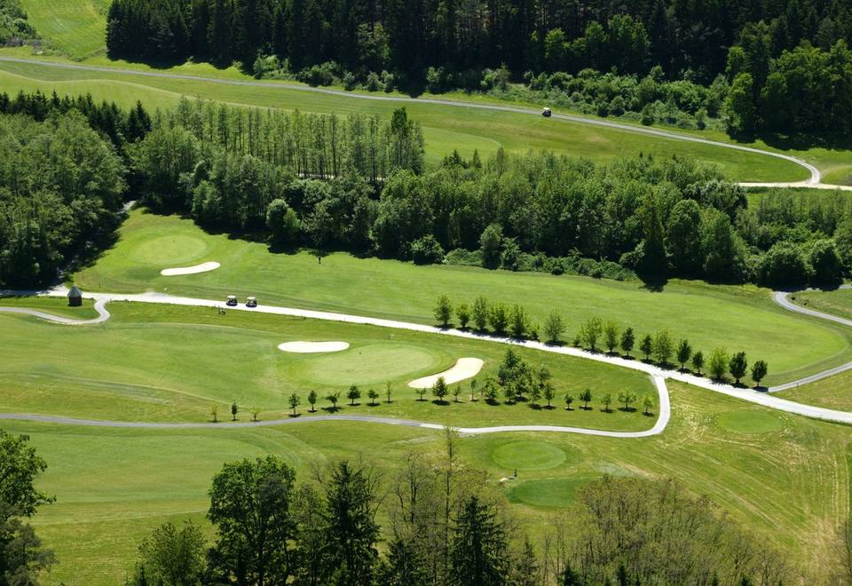 Luftaufnahme eines Golfplatzes mit geschwungenen Fairways