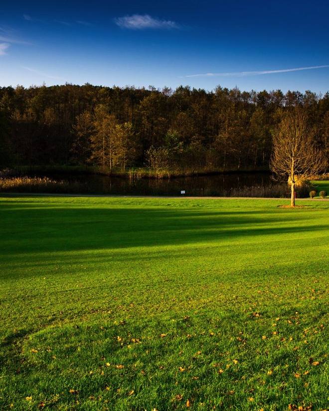 Fairway mit Teich am Golfplatz Stegersbach im Abendlicht