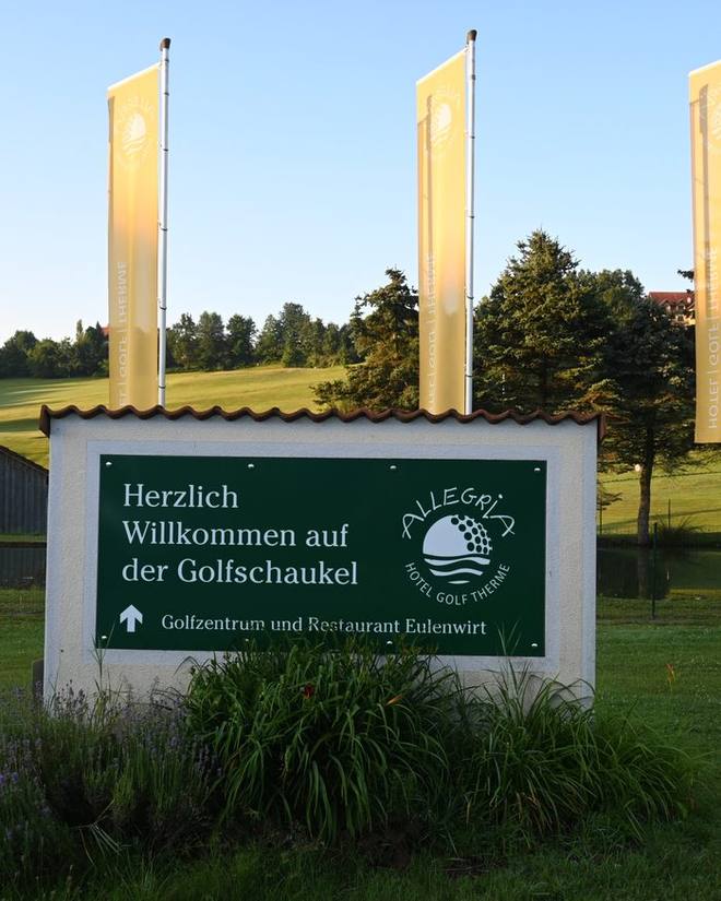 Willkommensschild der Golfschaukel Stegersbach mit Fahnen des Allegria Resorts